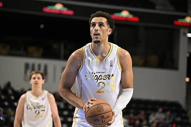 萨克拉门托国王官方宣布，球队已经用一份双向合同签下了此前效力于洛杉矶快船在NBA