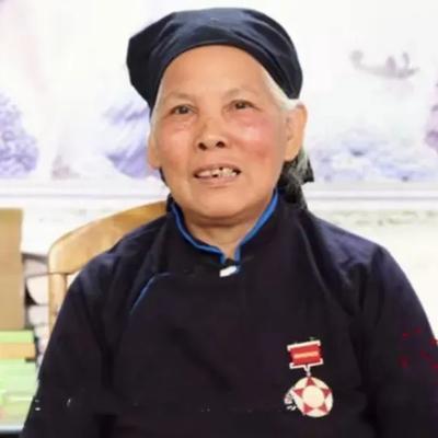 1947年生在越南的隆美兰，后来嫁到了广西龙州，1979年对越反击战打起来时，她