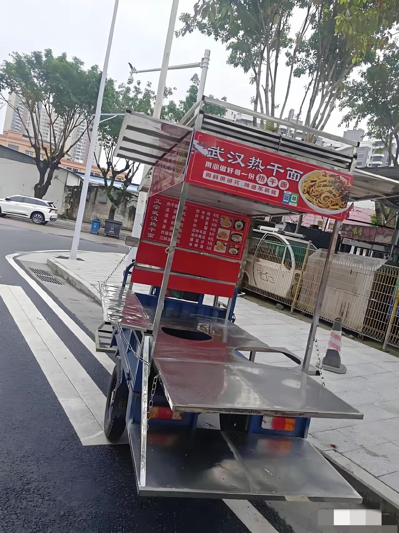 你敢信？一万块砸进去的热干面小摊，撑了三天就彻底熄火了。楼上大哥大嫂的经历，狠狠