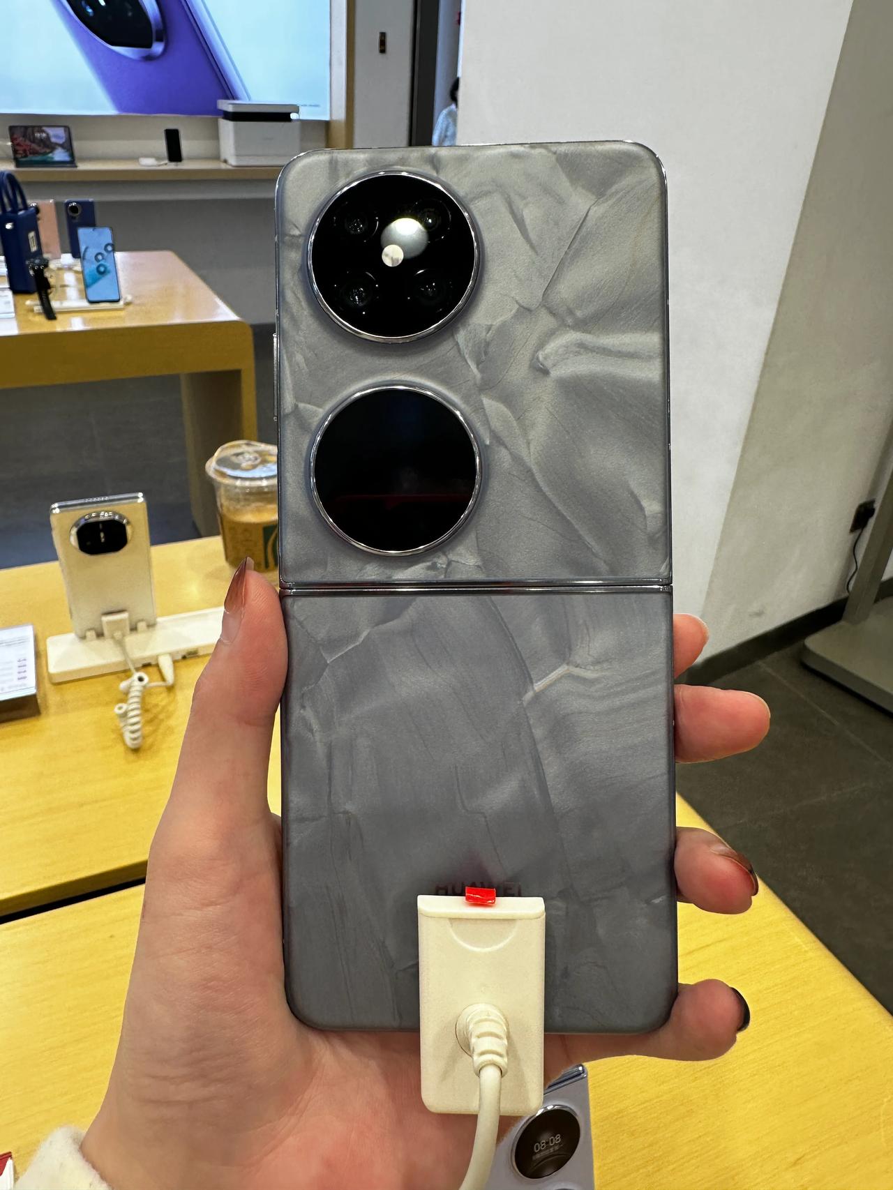 HUAWEI Pocket 2这手感绝绝子啊！小折叠屏上手跟直屏一个感觉，折痕几