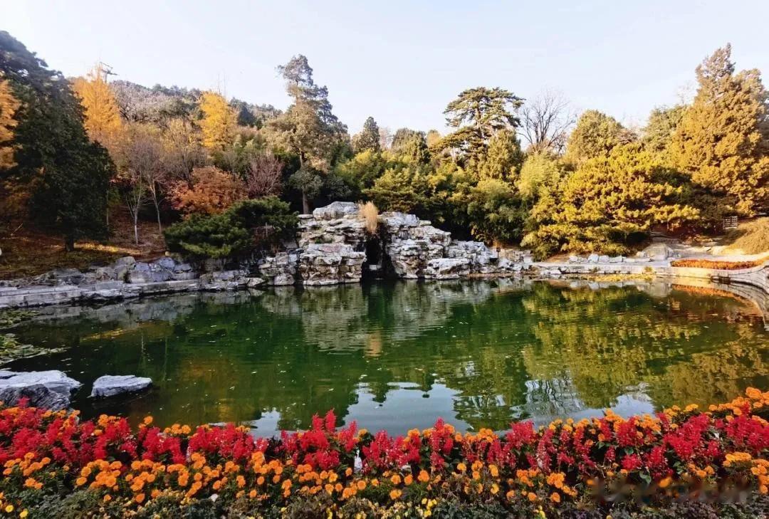 香山是历史悠久的皇家园林，最早的记载可追溯到唐代，元明清的历代皇家就在香山营建离