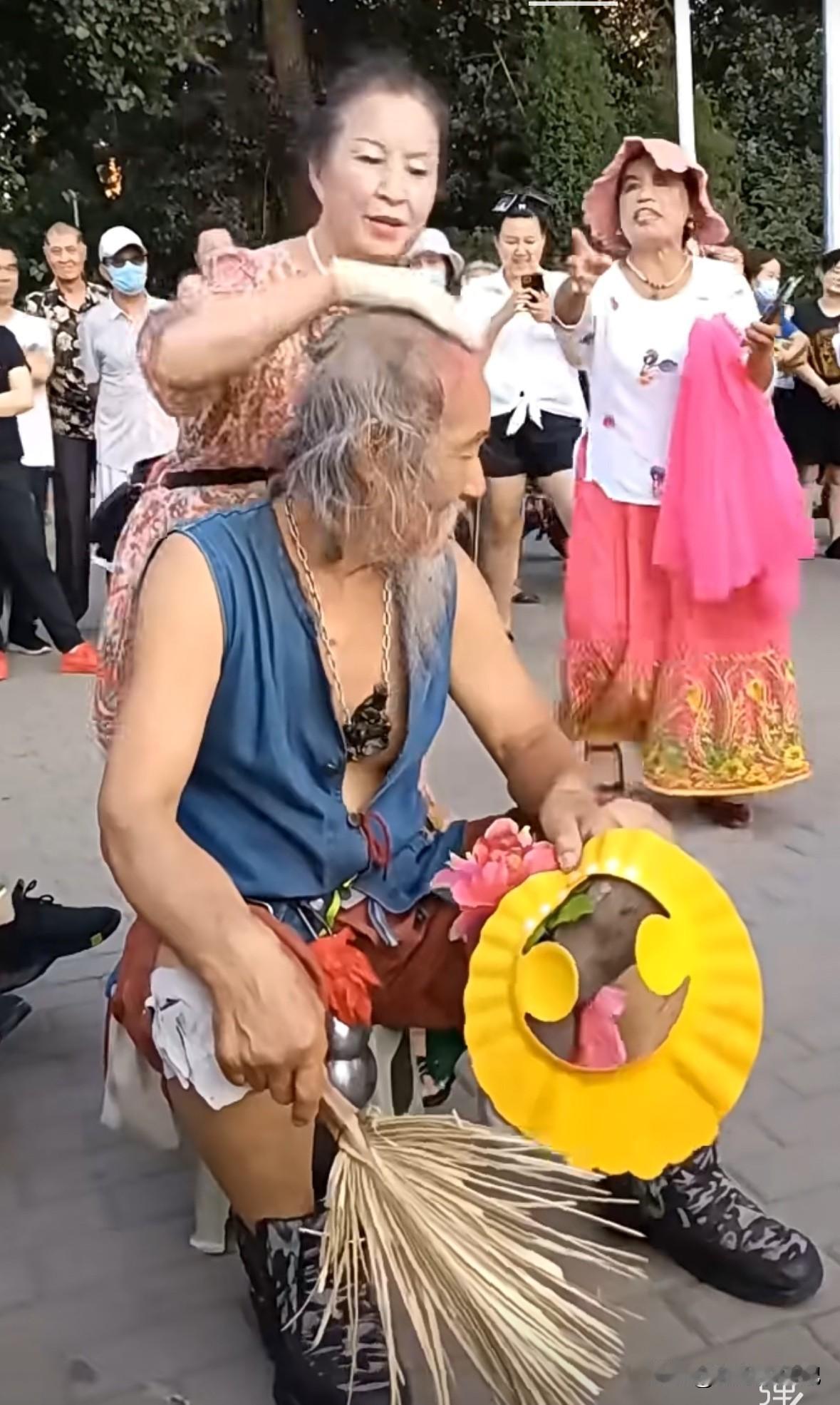 这两个人，真是营口的丢脸大神，在广场没有底线发跳舞，被正常锻炼身体的大姐一顿骂，