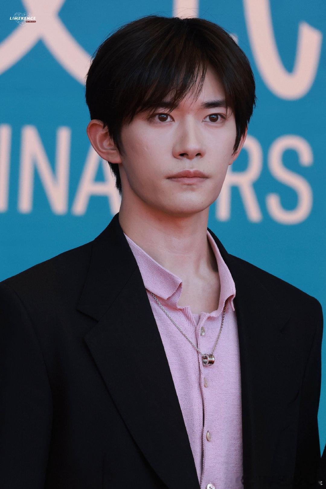 易烊千玺金鸡奖红毯生图封神！又正又帅状态拉满，怼脸拍都抗打，颜值气场双在线～ 