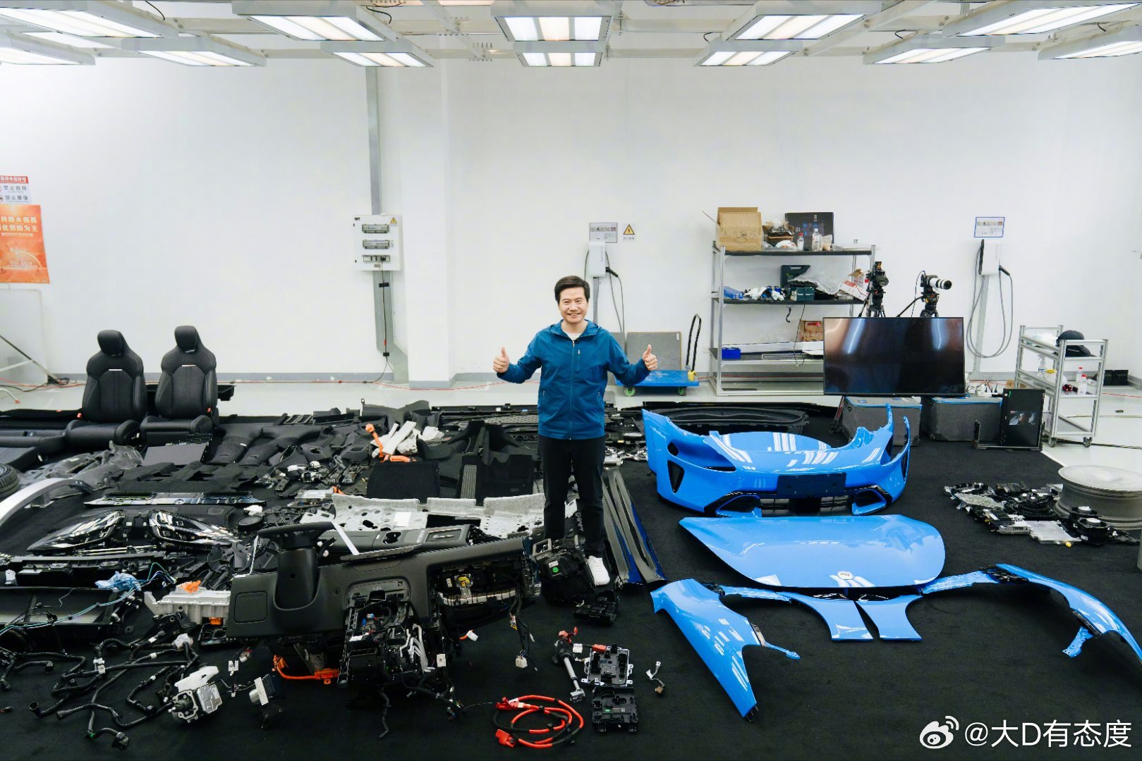 昨晚雷总在直播间提到新SU7锁单已经破4万，这个数据对于改款的纯电轿车来说已经很