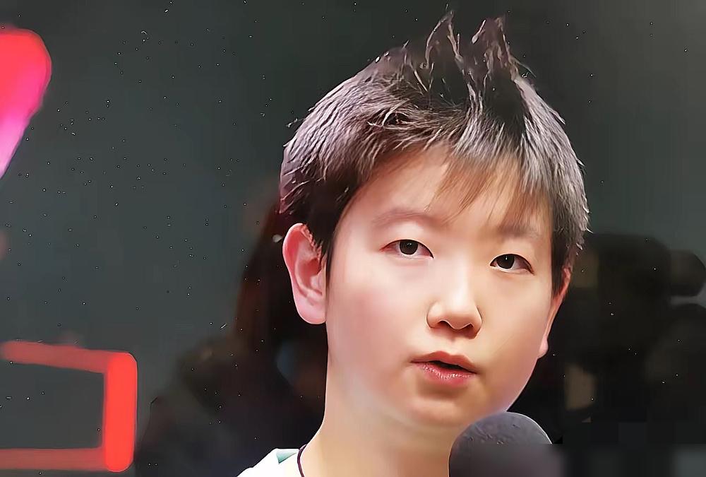 刚拿下大满贯冠军连气都没喘匀，孙颖莎连奖杯都没抱，当着全世界转播镜头的面，两只手