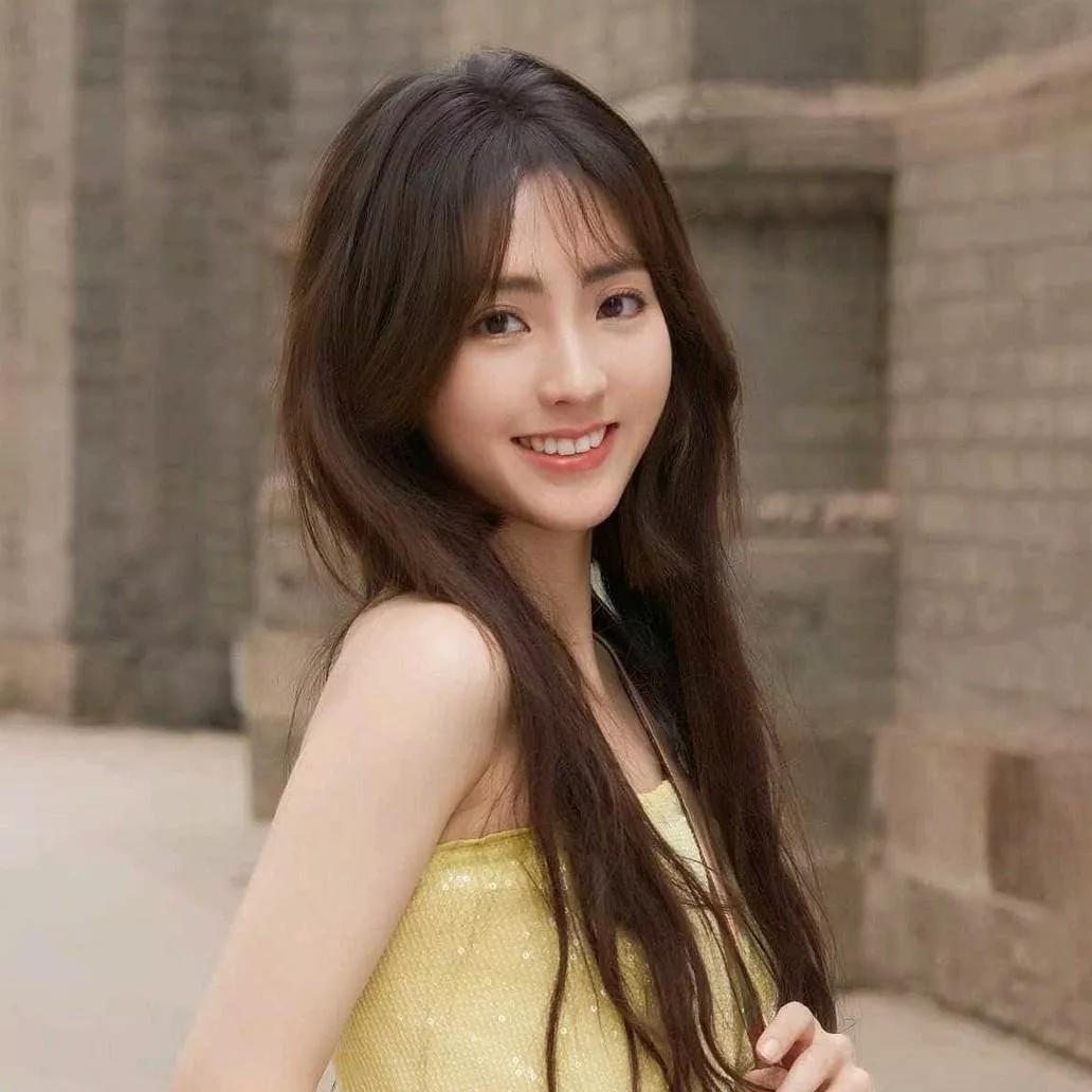 元气少女在古老建筑的映衬下，笑容灿烂！