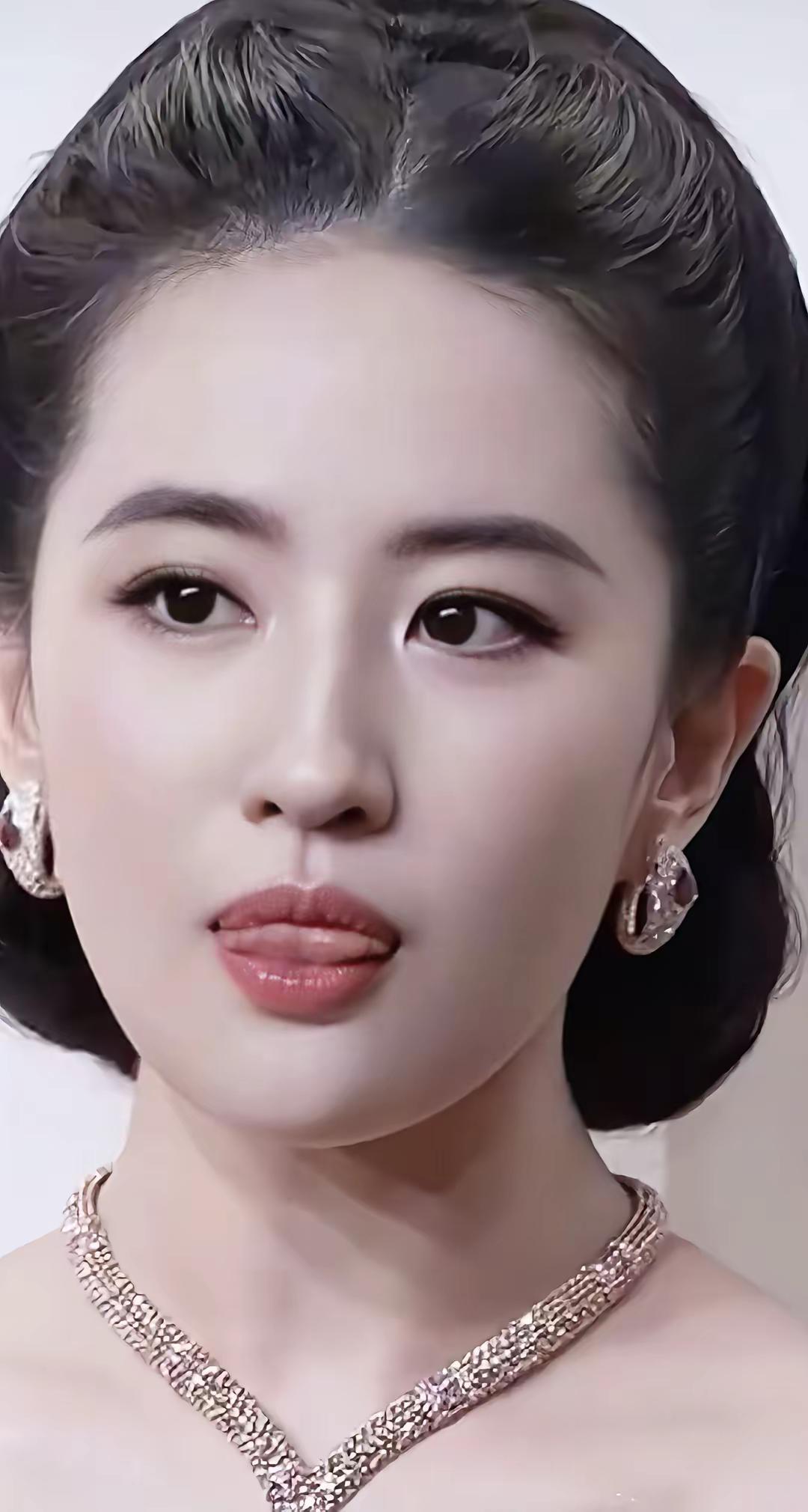 谁能拒绝这种自带贵气的复古美人啊妆容和发型都恰到好处沦陷的举个手我看看🙋刘亦菲