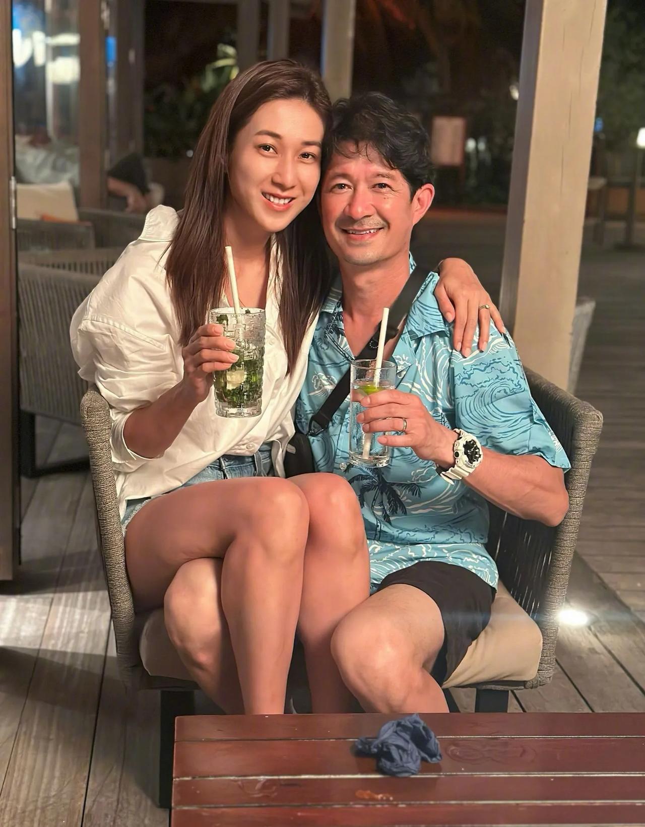 香港女星钟嘉欣和老公一起来到马尔代夫旅行，不带娃的二人世界甜蜜又享受。钟嘉欣一会