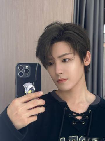 侯明昊直播 侯明昊直播简直是一场甜蜜暴击！他的笑容就像阳光一样温暖，能驱散所有的