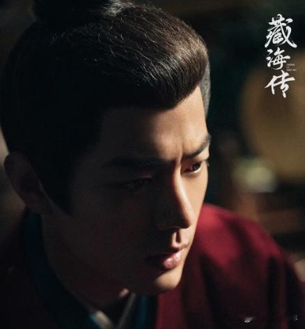 相比肖战，《藏海传》的执行导演曹译文才是真正的大男主。

曹译文亲妈是曹平，国内
