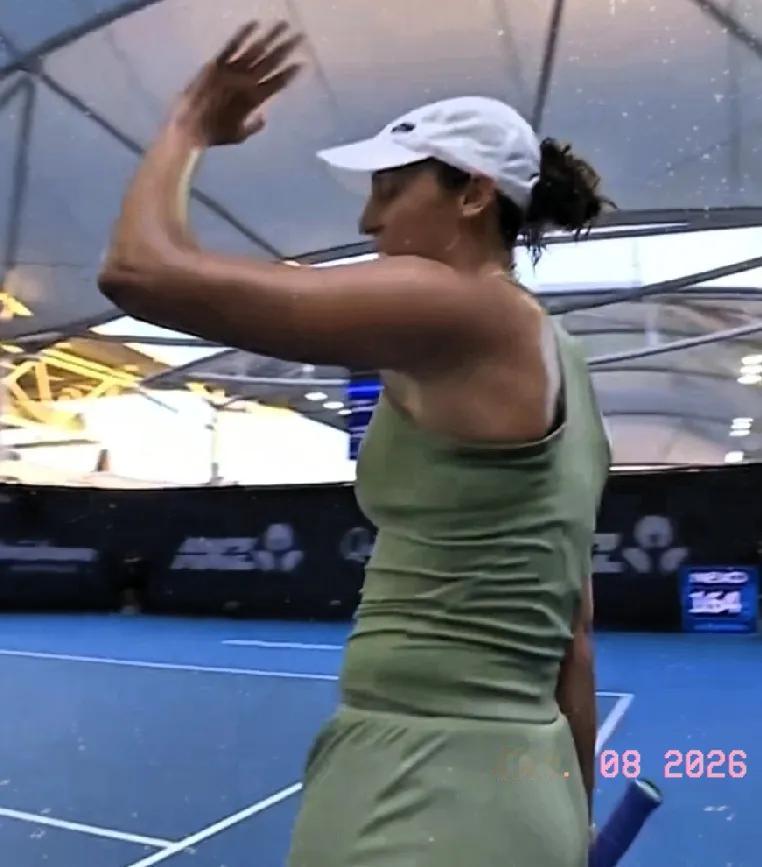 澳网热身赛，残酷的女单网球对决:
WTA500布里斯班站-
帕特·拉夫特球场，