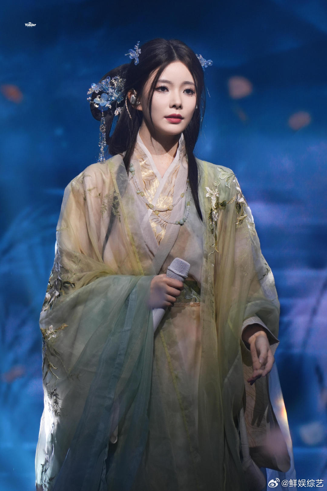 陈卓璇回应是我站的不够高吗 又软又萌的回应方式谁不爱！爬梯上楼的瞬间，不仅物理高