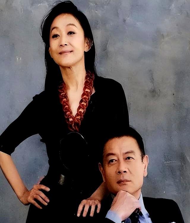 她是国家一级演员，和哥哥约定一生不婚，如今62岁了，和巫刚拍戏相识，相伴了23年