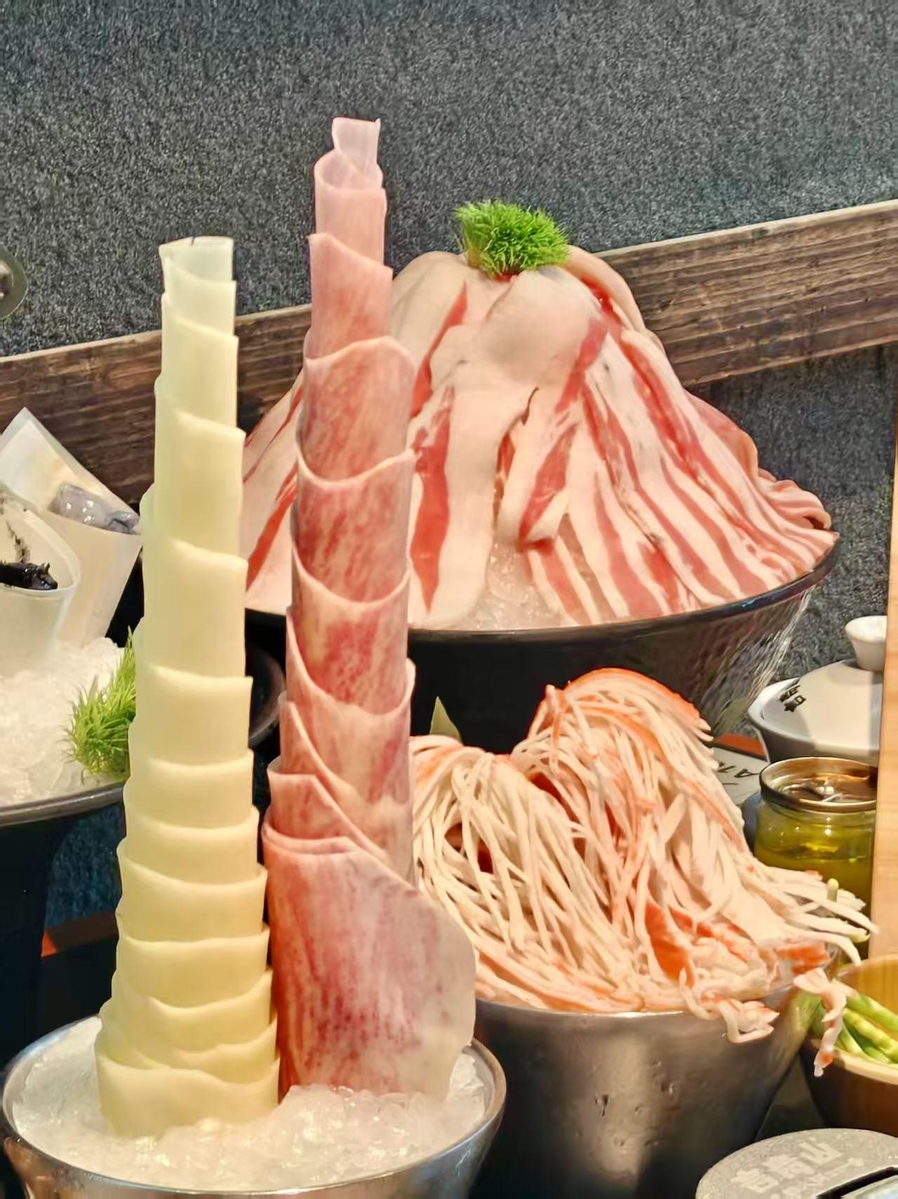 跟最近连续阴雨天更配的料理，来自「言青山」清油火锅。
锅底现场现倒现煮，菜籽油基