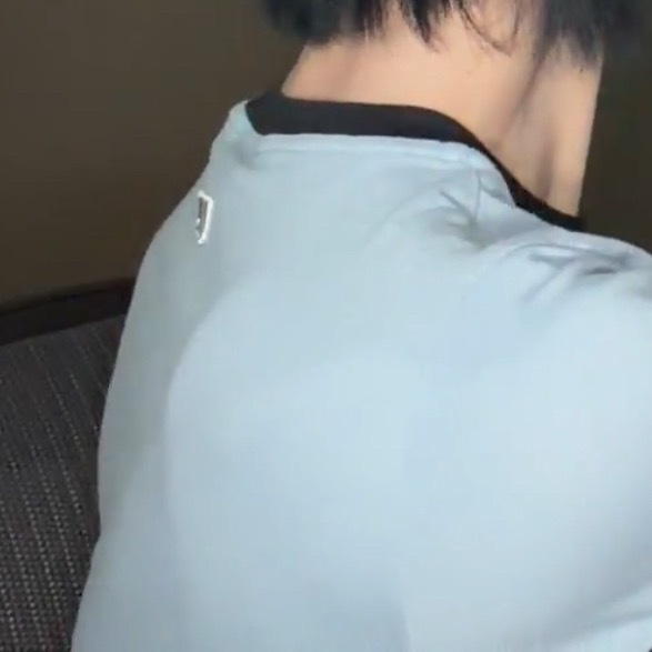 都紧身小上衣了里面也要穿小背心 