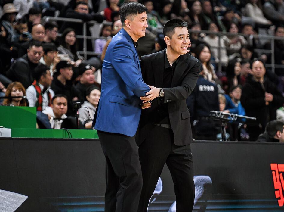 杜锋：杨指导，你觉得广东宏远现阶段该排出什么样的首发阵容啊？？？
杨鸣：我一下课