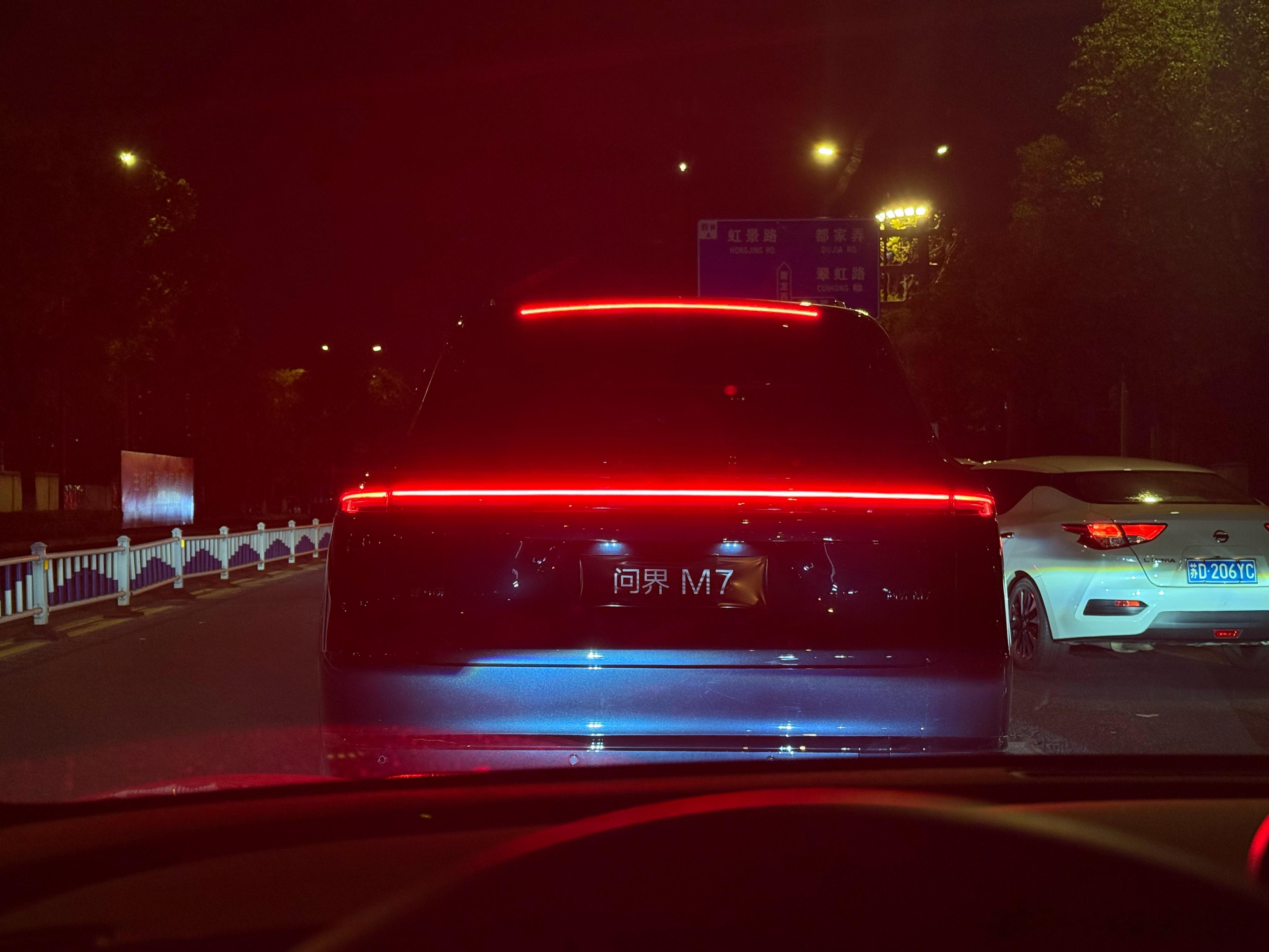 问界m7/8的刹车灯是贯穿的一整条，提示度拉满，也好看，避免了两个小点点的尴尬问