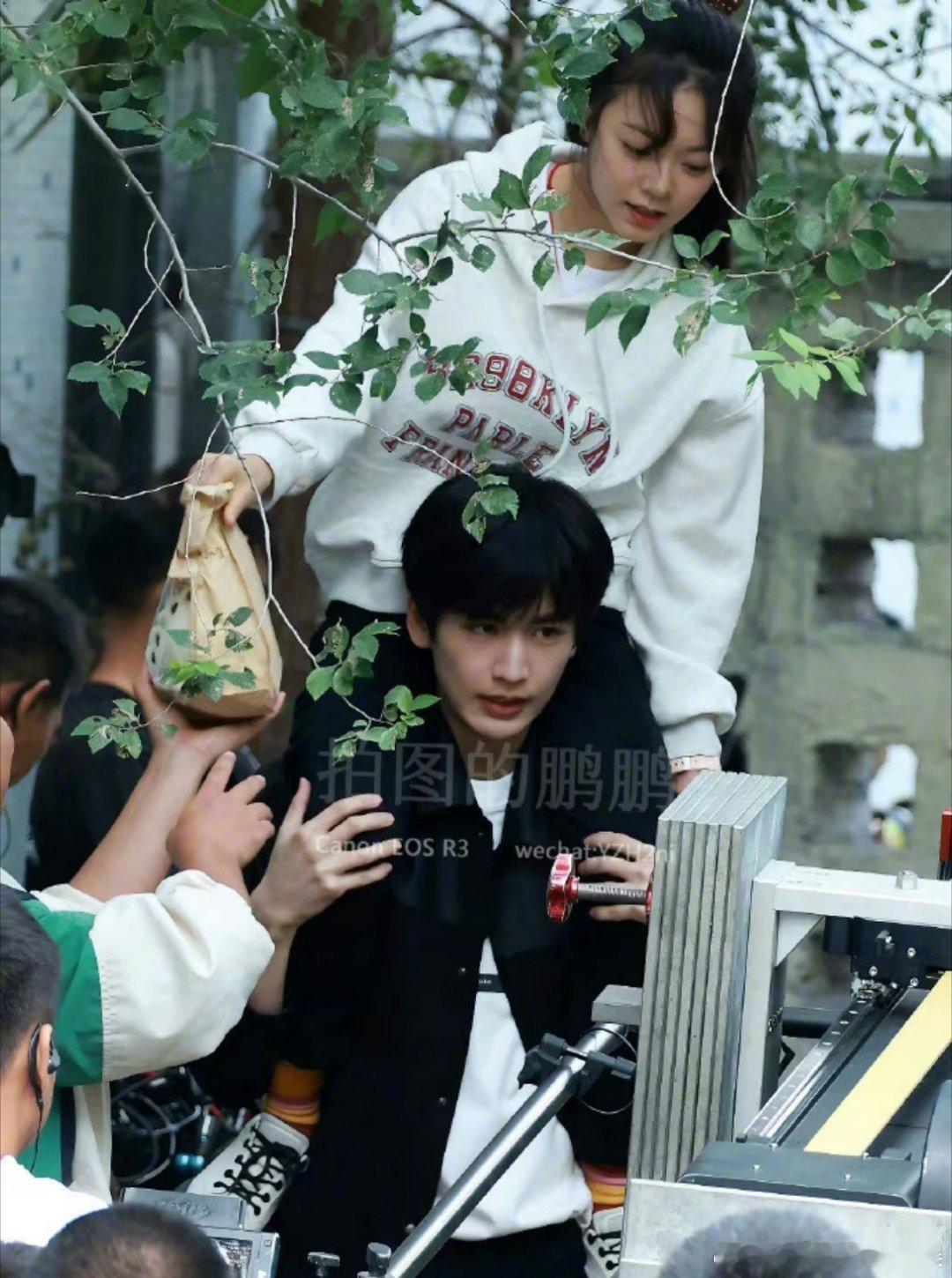 #赵今麦坐张凌赫肩上# 虽然但是……有点像带小孩啊哈哈哈哈 只能说赵今麦长相太幼