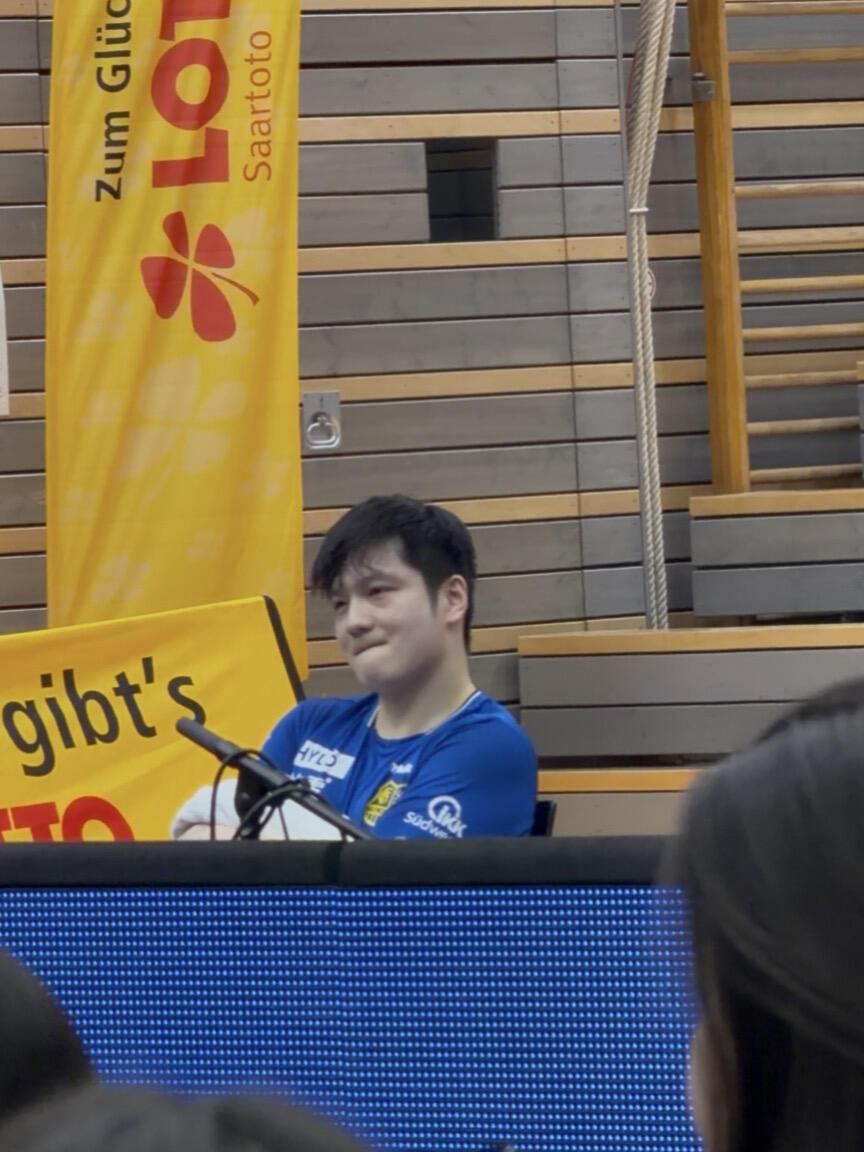 樊振东的皮肤和状态越来越好了！
美滋滋的在休息，放空自我，东哥抿嘴笑，还自己嘟哝