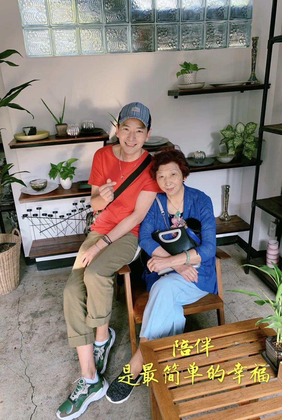 最近读到一篇戴军写他母亲的文章，写母亲不愿意老去的趣事，文中三个小事写的很有趣。
