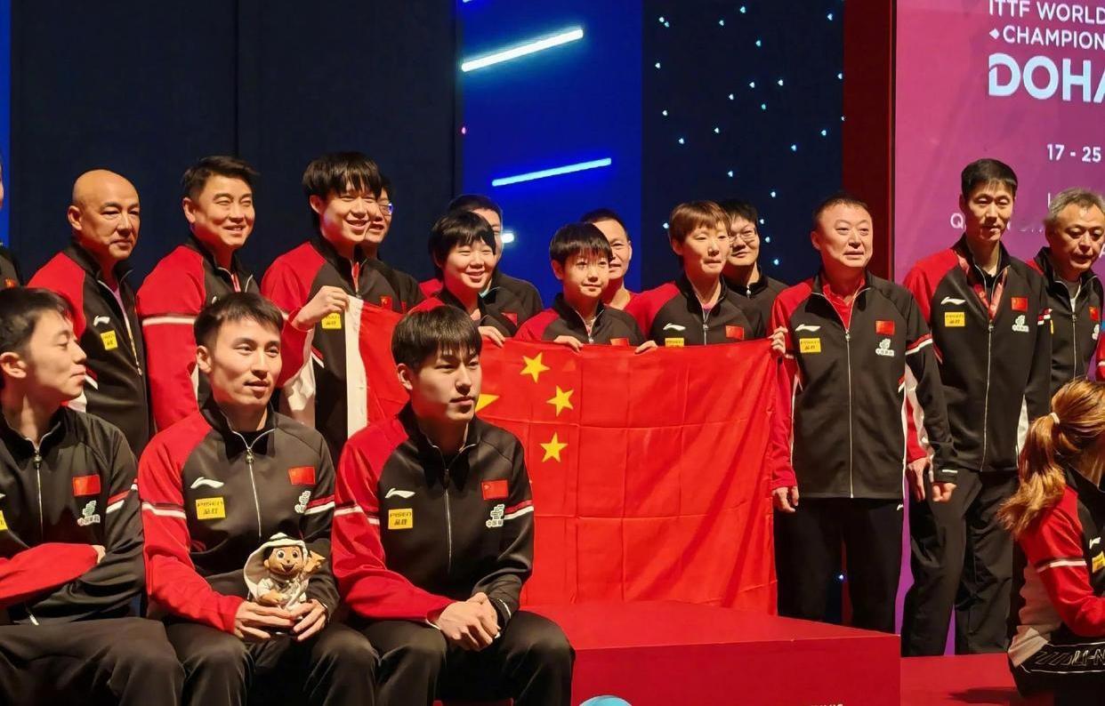 这张照片拍摄于2025年多哈世乒赛赛后，最耀眼的不是勇夺金牌的球员们，也非一众功