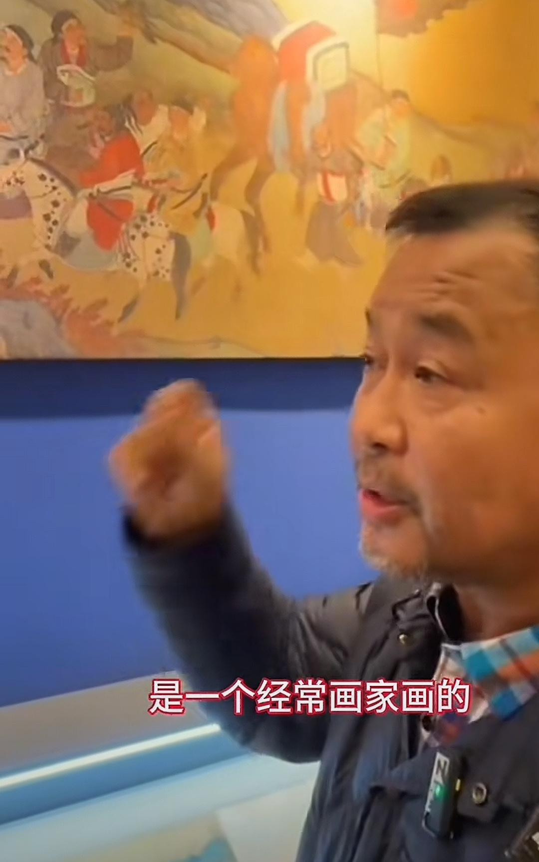 12月9日，沈巍参观上海拍卖行画展，再次展示出他的博学多才[赞]

沈巍指着墙上