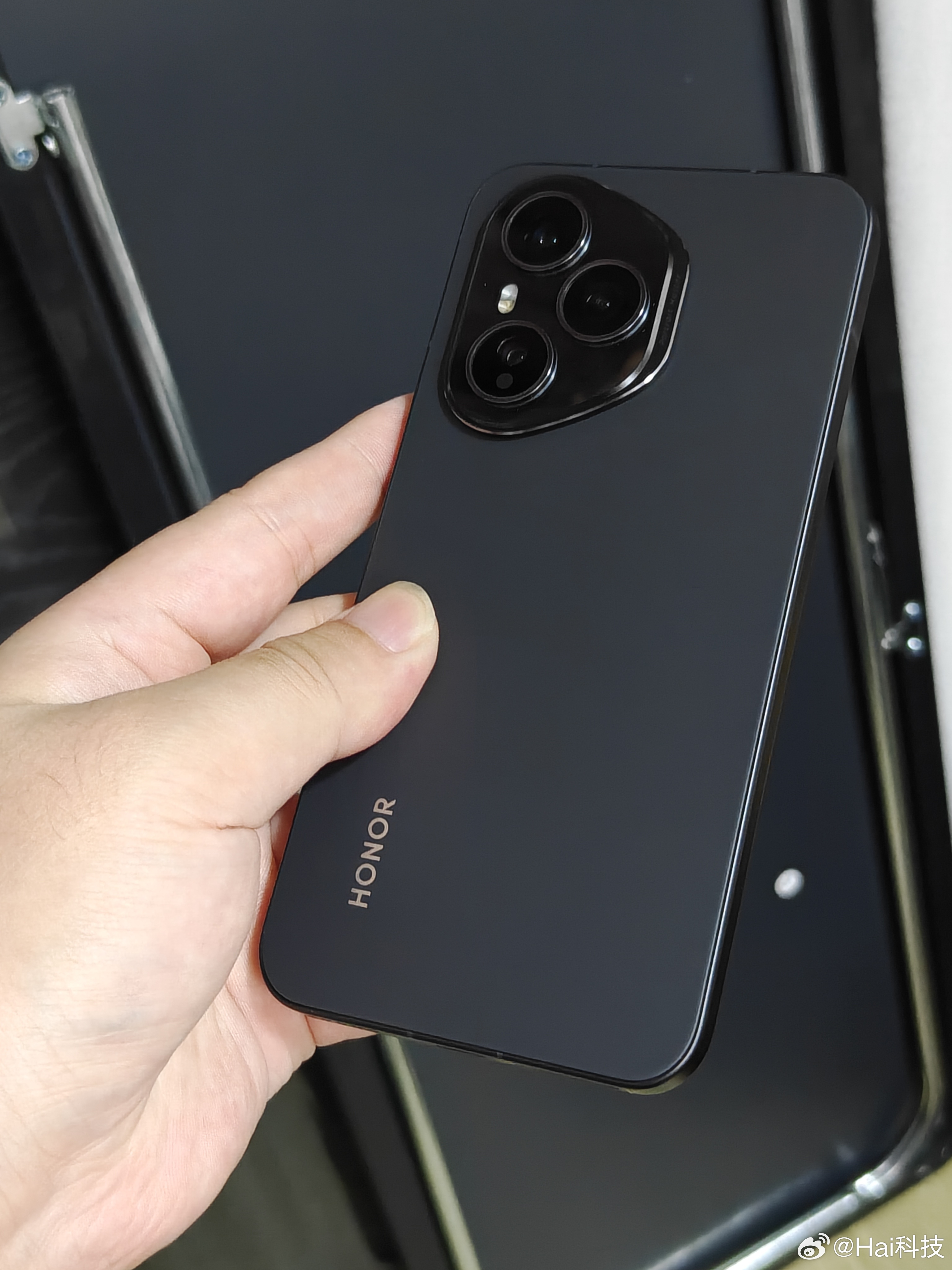 再随手拍下荣耀400 Pro，幻夜黑，做工、质感还是挺顶级的吧 ​​​