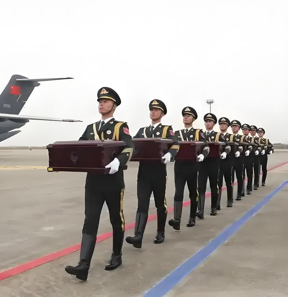 今天，第13批在韩志愿军烈士遗骸荣归祖国，山河已无恙，英雄终还乡。当礼兵护送棺椁