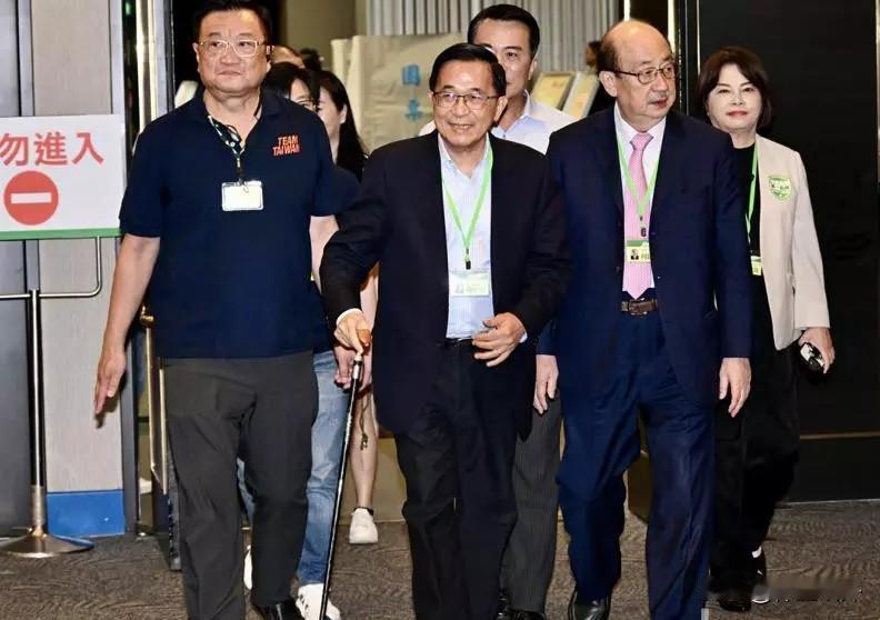 陈水扁现在状况怎么样？

今天，陈水扁出席了民进党的全代会，在民进党“立法院”总