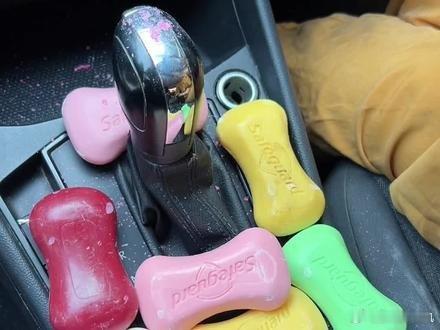 车上放香皂我以前也放了一块，觉得还可以，但是也有好多朋友说这个可以在下雨天去洗一