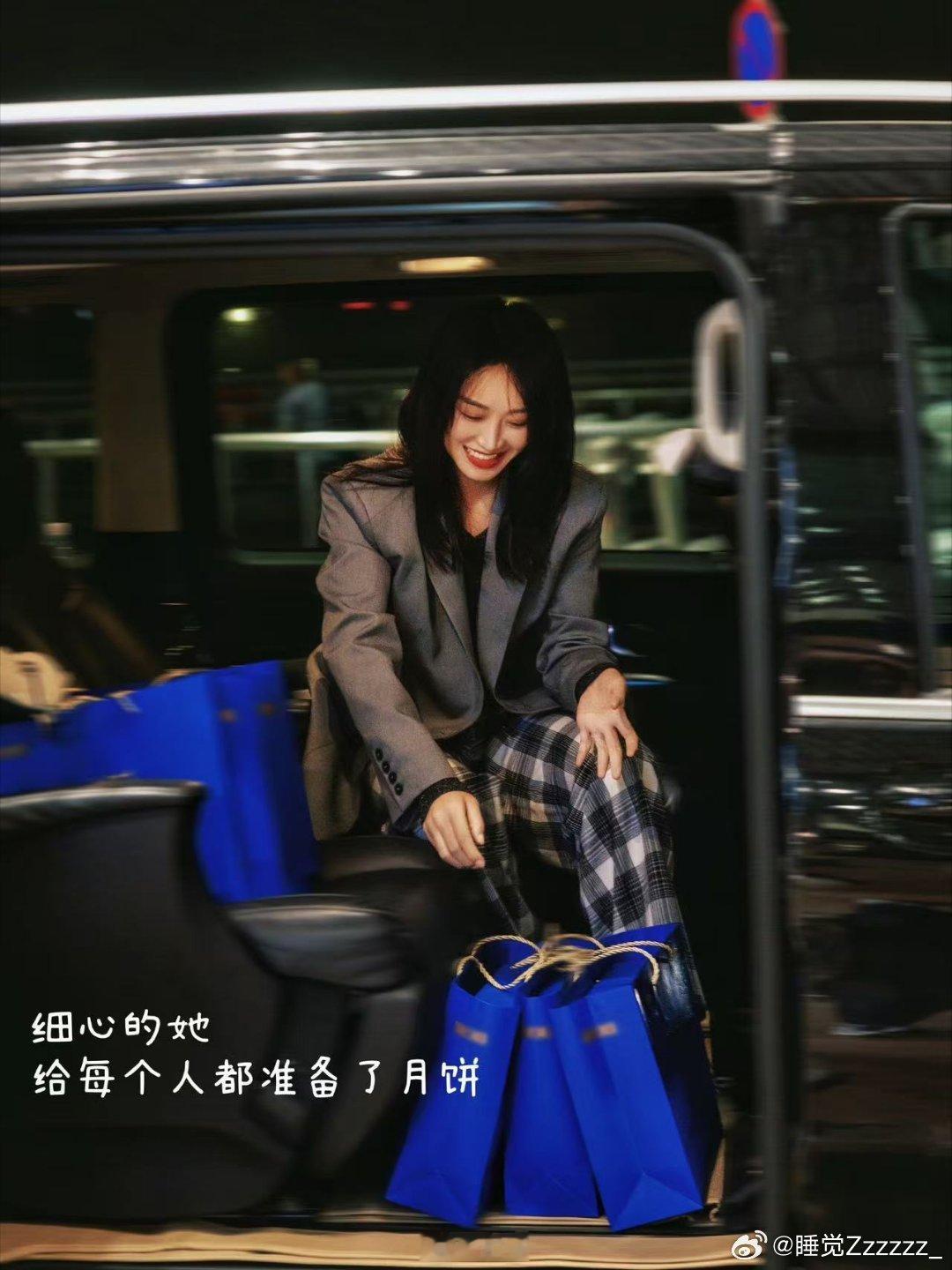 蓝盈莹爱请客的漂亮姐姐知道她给没订到酒店的粉丝安排妥当，突然鼻子一酸，被放在心上