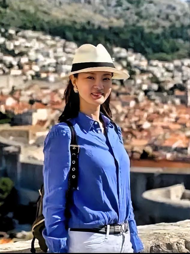 人间理想林诗音，是时候该放下了。
从二十岁到六十岁，谁梦里没出现过她的身影？
冰