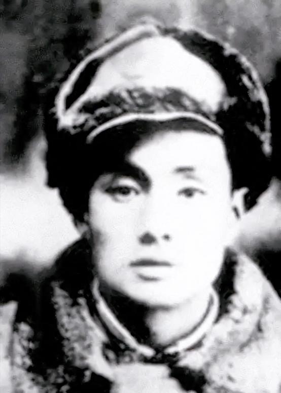 1943年，一侦查员执行任务的时候，腰间的配枪不慎掉在了地上，立即引起了伪军的警