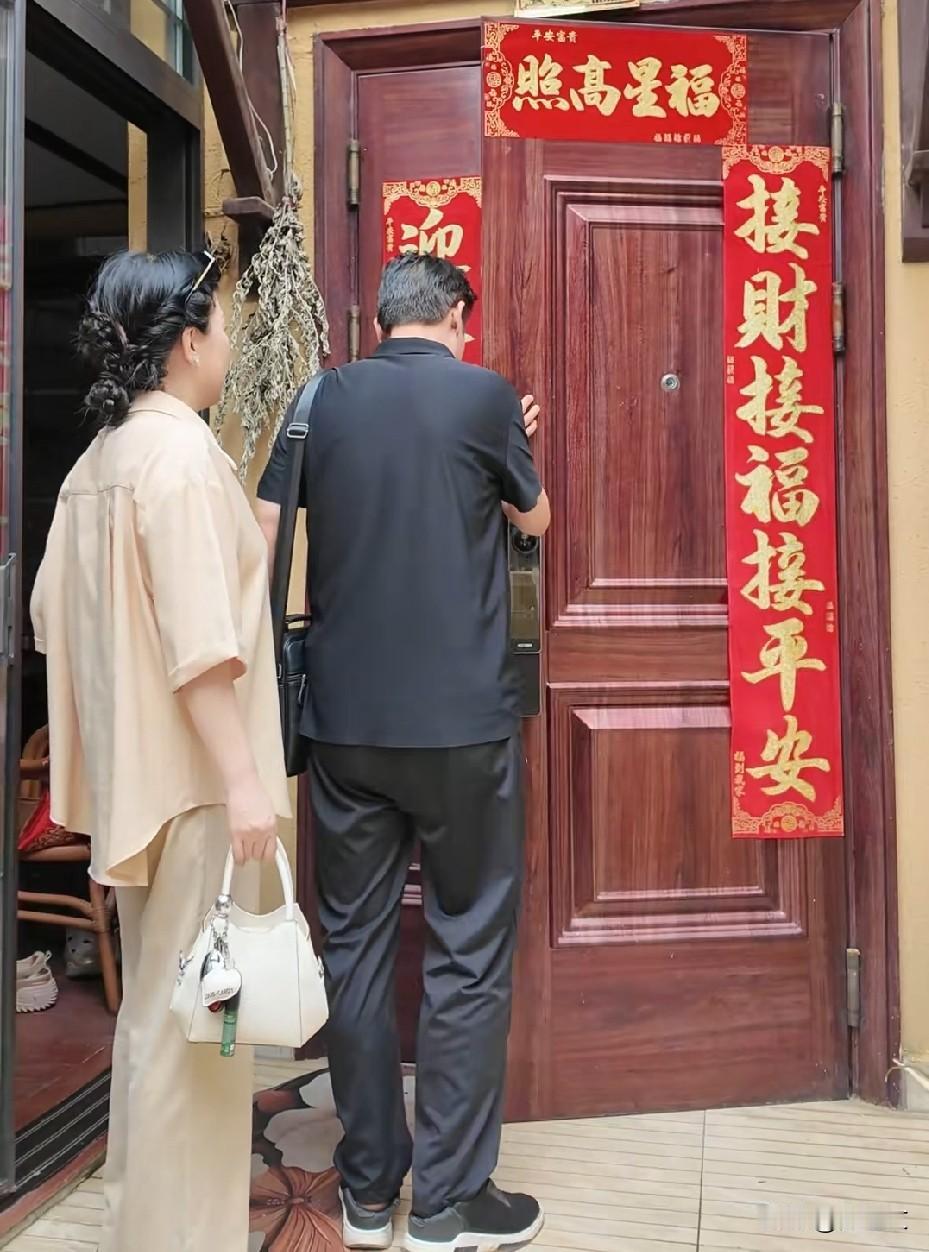 许妈这变化太大了，曾经为了给孩子看病跑东跑西，为了省住宿费和药爸住车里，许妈睡也