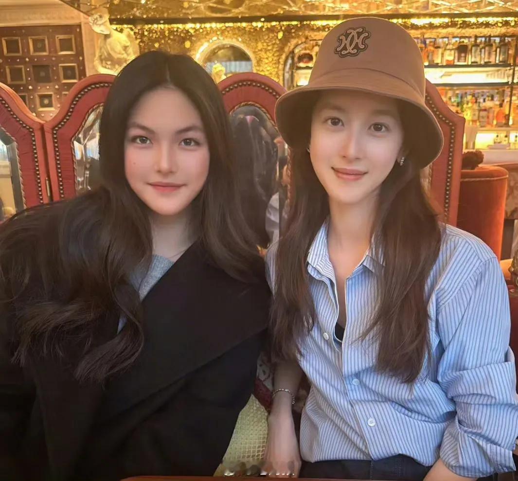王诗龄真的太早熟，和奶茶妹妹同框竟然看不出小孩模样，其实她比她的奶茶阿姨小16岁