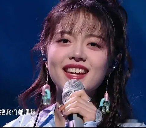 原来赵今麦还有这么胖的时候 ​​​