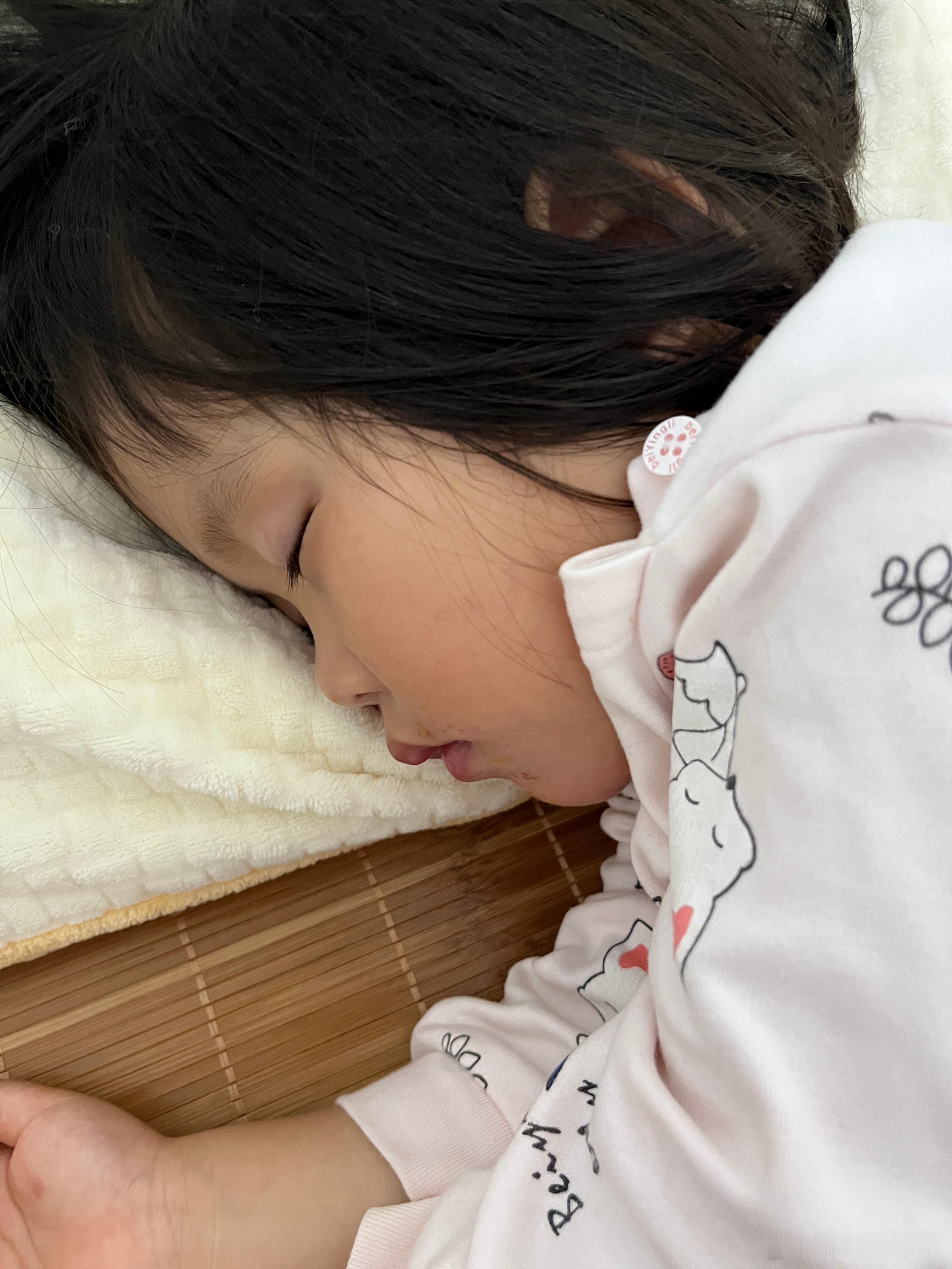 昨晚又发烧一晚，还好，都是低烧，牙齿没刷，澡没洗，吃了番薯就睡觉。柠宝真的不想去