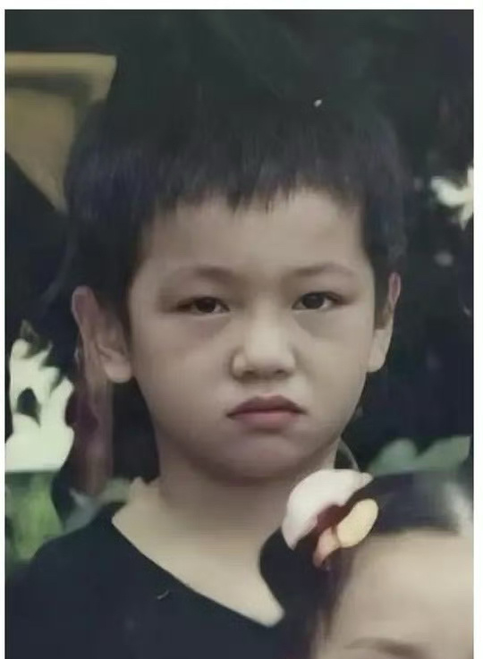 樊振东小时候和现在一毛一样，等比例长大[太开心]#樊振东小时候和现在的相同之处#