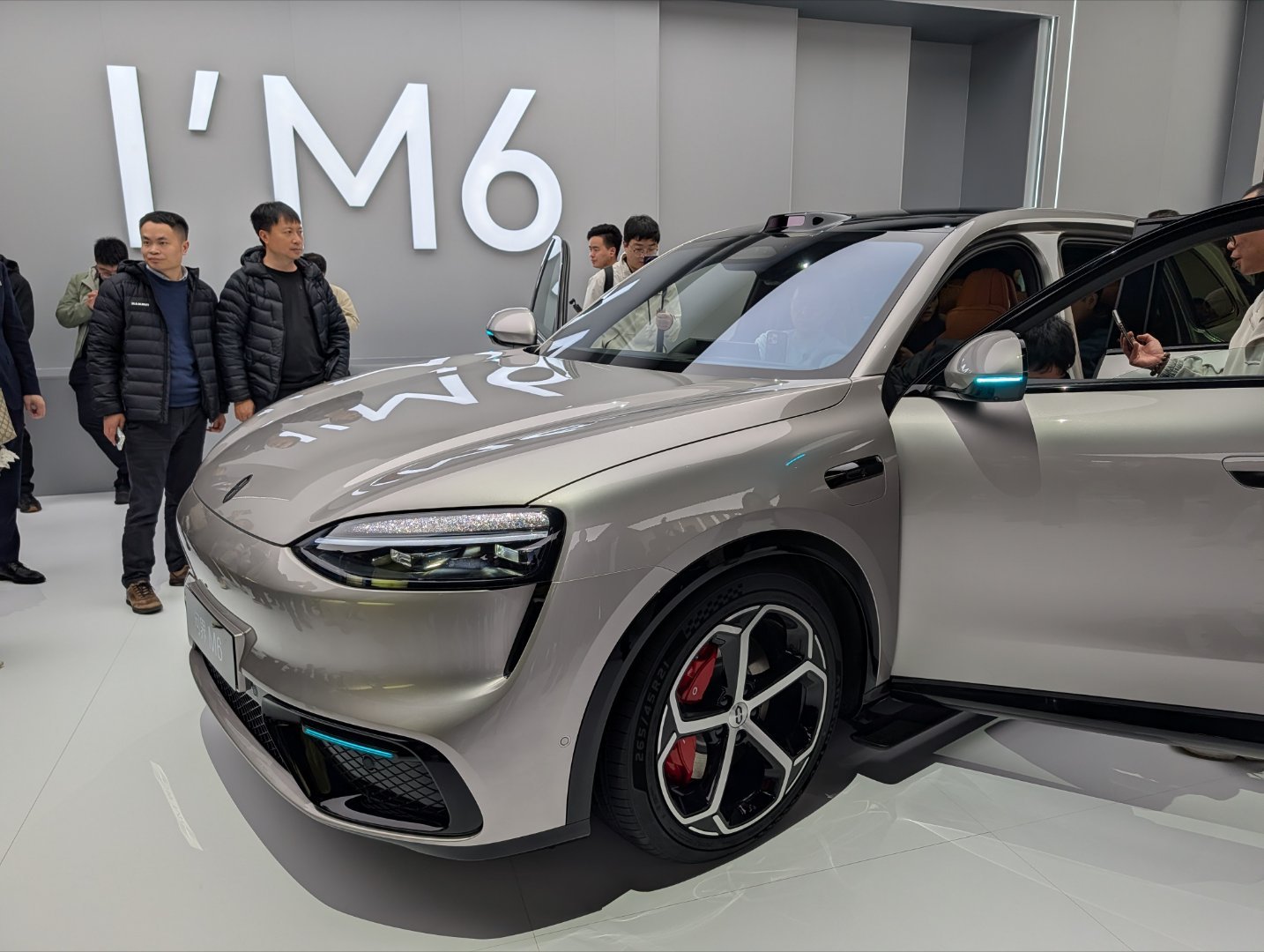 给大伙儿补点M6的实车图。新能源汽车华为发布会华为