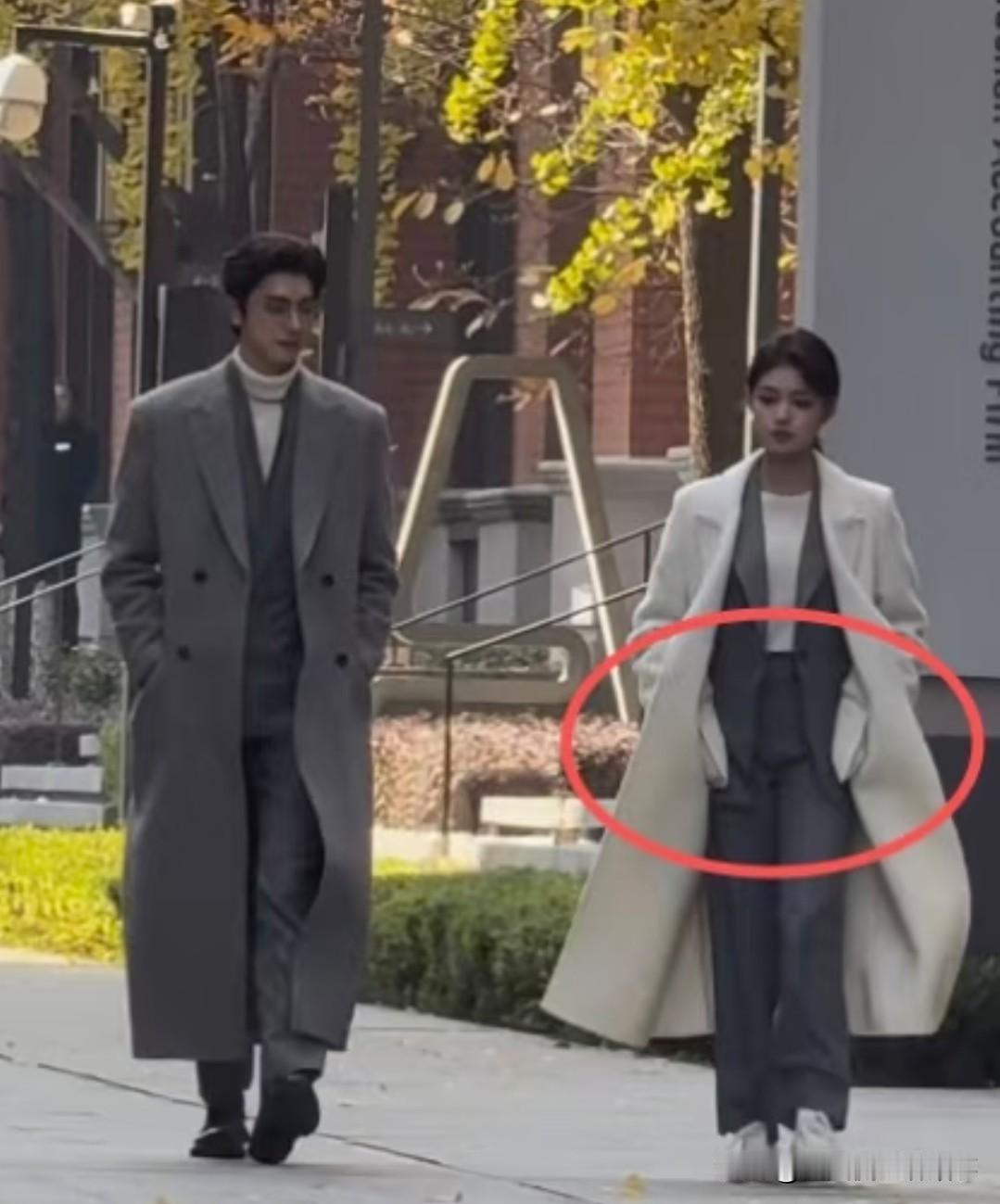 刷到林一和张静禅的大衣路透，同款天气风速下，女生大衣易被吹开，男生的却稳稳当当，