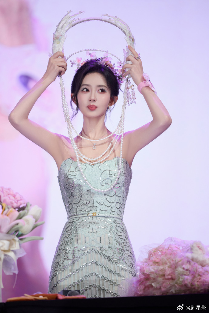 孟子义戴头纱美成啥样了孟子义薄荷抹胸裙 头纱配薄荷裙，又仙又清新 