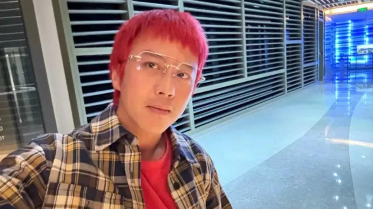 邓超近日分享了一张自拍，镜头前的他心情格外明媚，仿佛春日暖阳般灿烂。他大胆尝试了