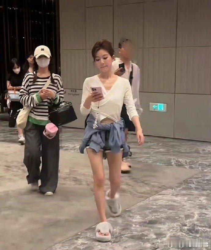赵露思与刘浩存同框，网友直呼：存子赢得太轻松了 