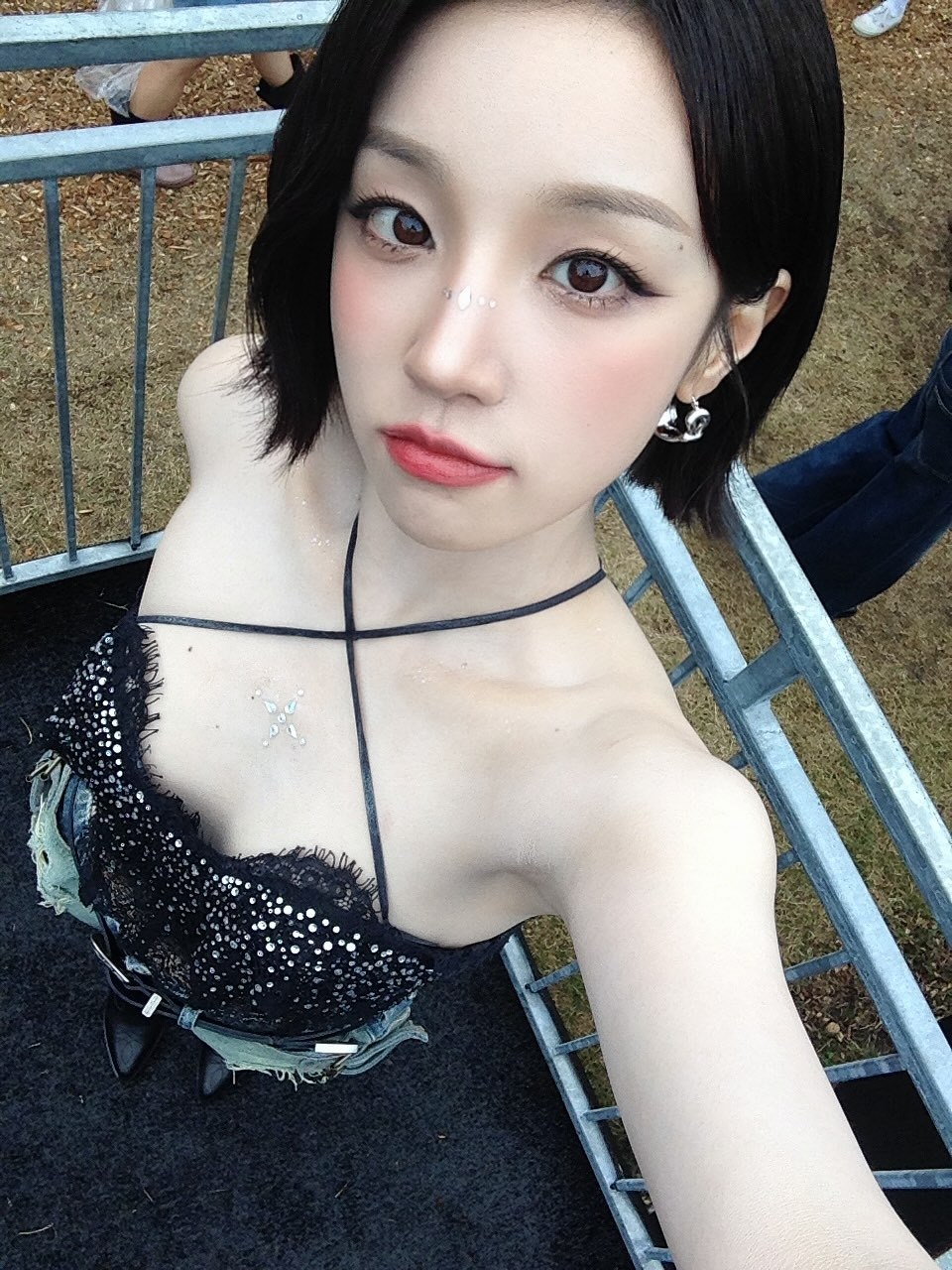 原来胸口还贴了水钻好性感吧宋雨琦