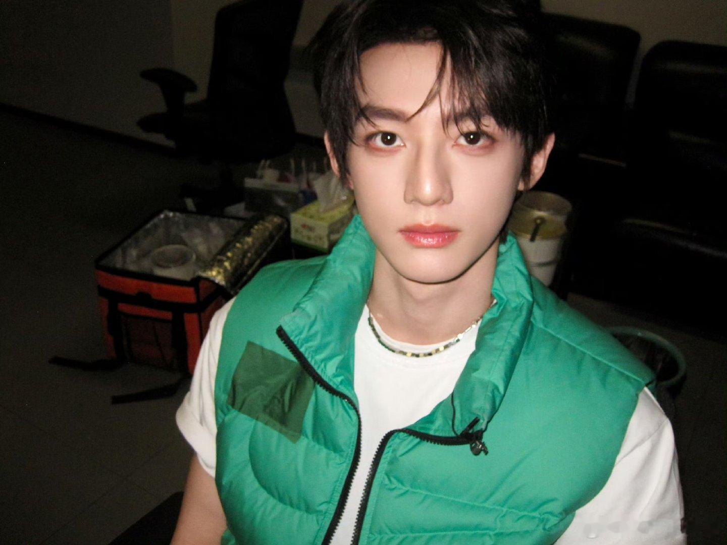 张艺凡魏哲鸣赖伟明三人必有steve 经典三人行名场面，魏哲鸣在中间默默当背景板