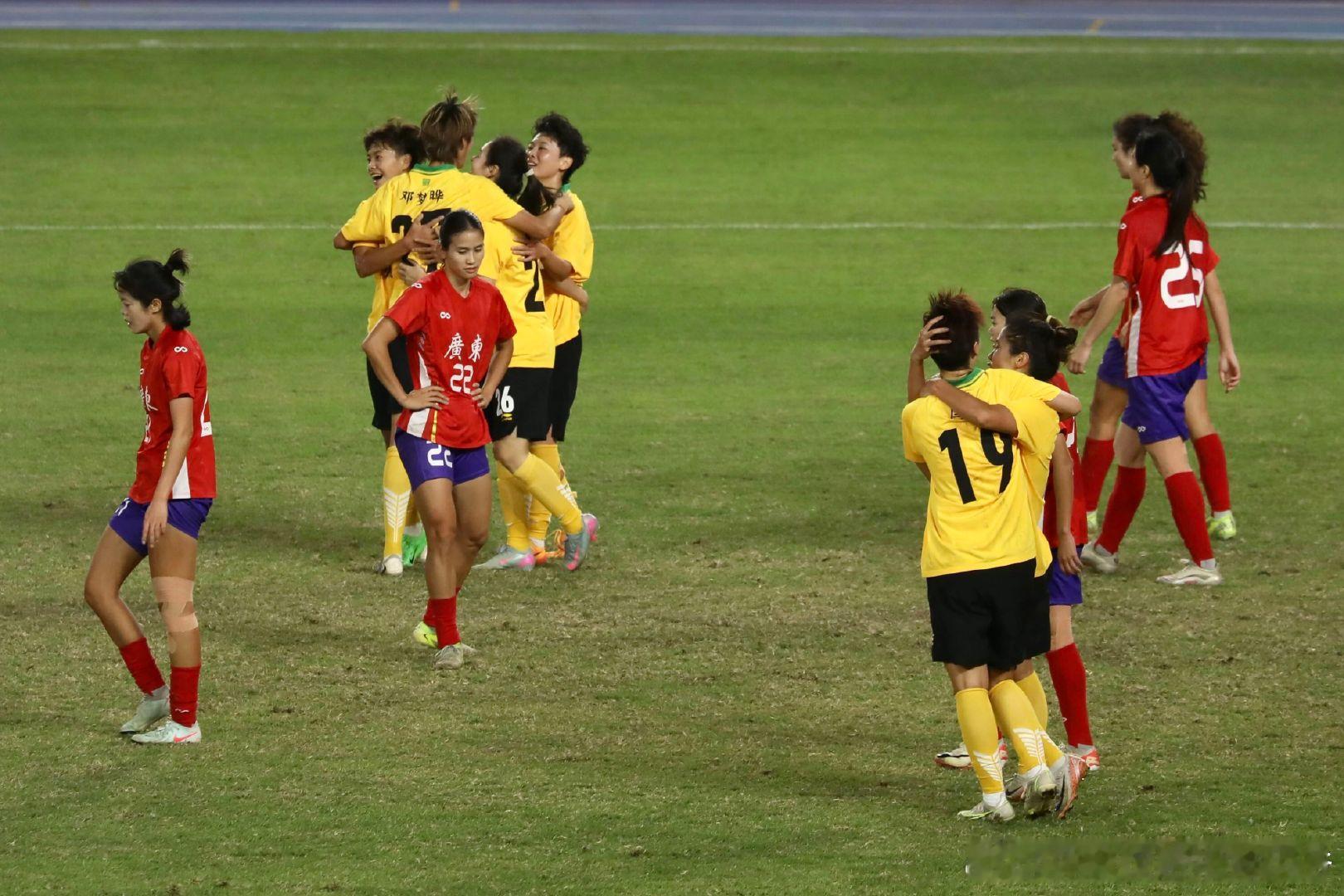 【十五运会成年女足：湖北、江苏会师决赛】11月13日晚，十五运会成年女足项目两场