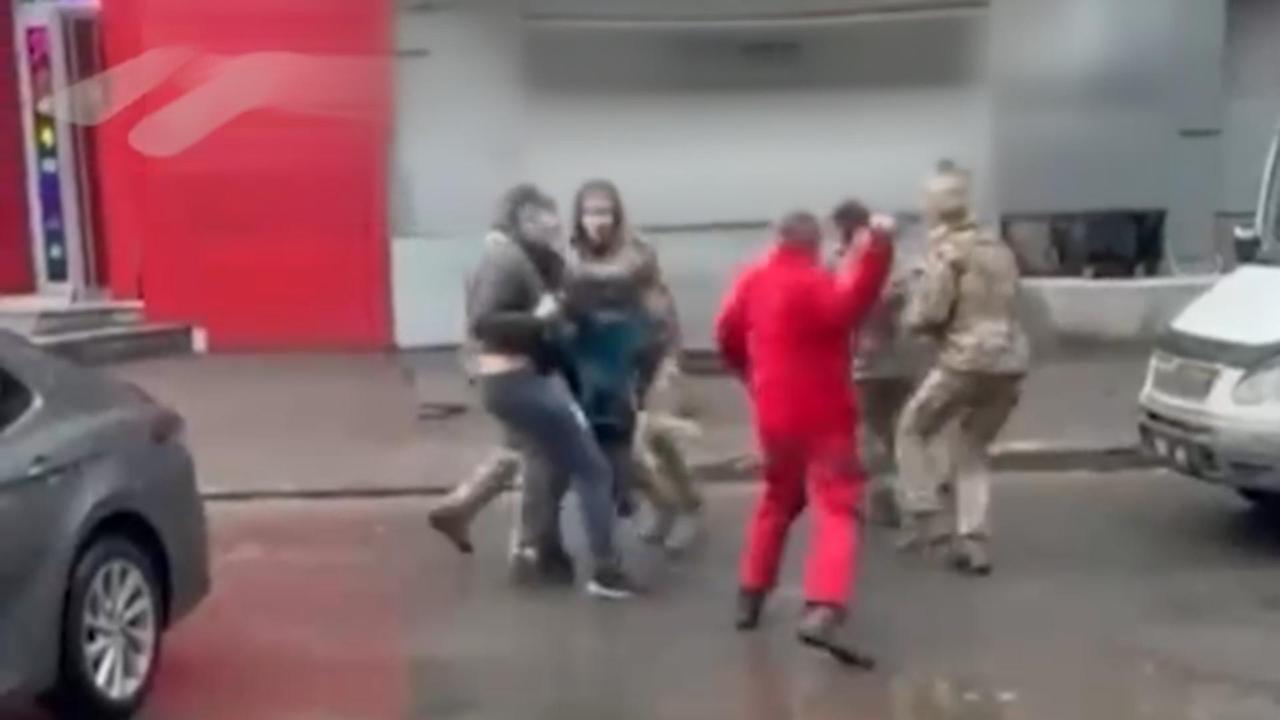 大年二十九，一群征兵官在第聂伯罗街头强行征召一名青年男子，结果引发了混乱。
从画