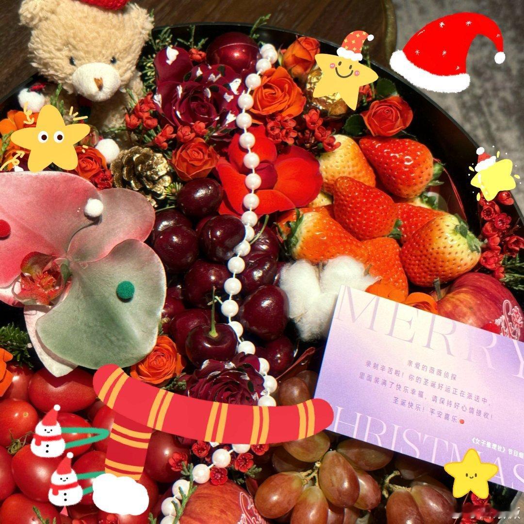 田曦薇圣诞快乐四宫格 可爱的苹果🍎Wink家薇晒女推送的圣诞礼盒啦[羞嗒嗒]?