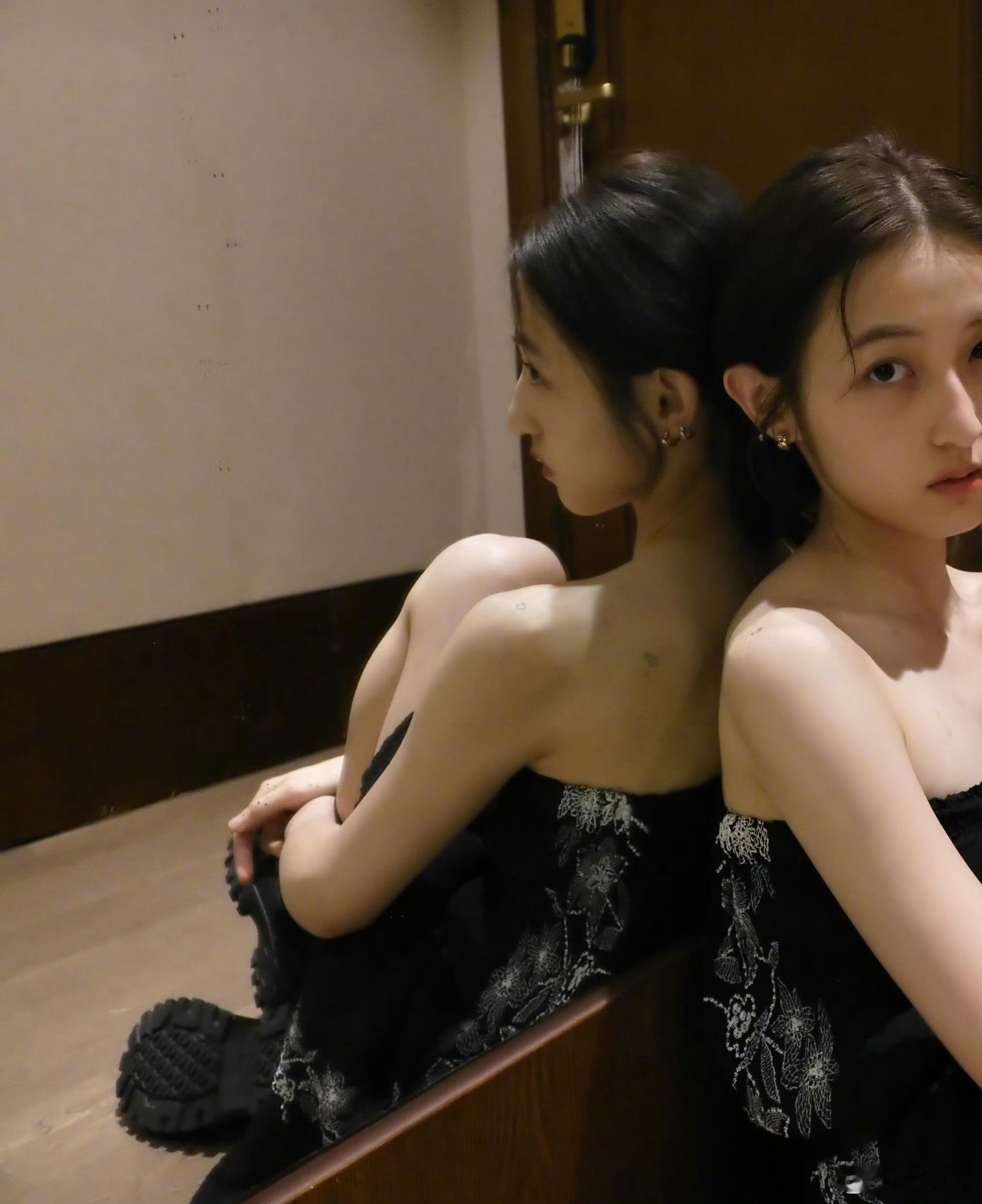 张子枫瘦出排骨胸了 从最开始青春片里带着软乎乎婴儿肥的少女，到如今瘦得骨骼线条突