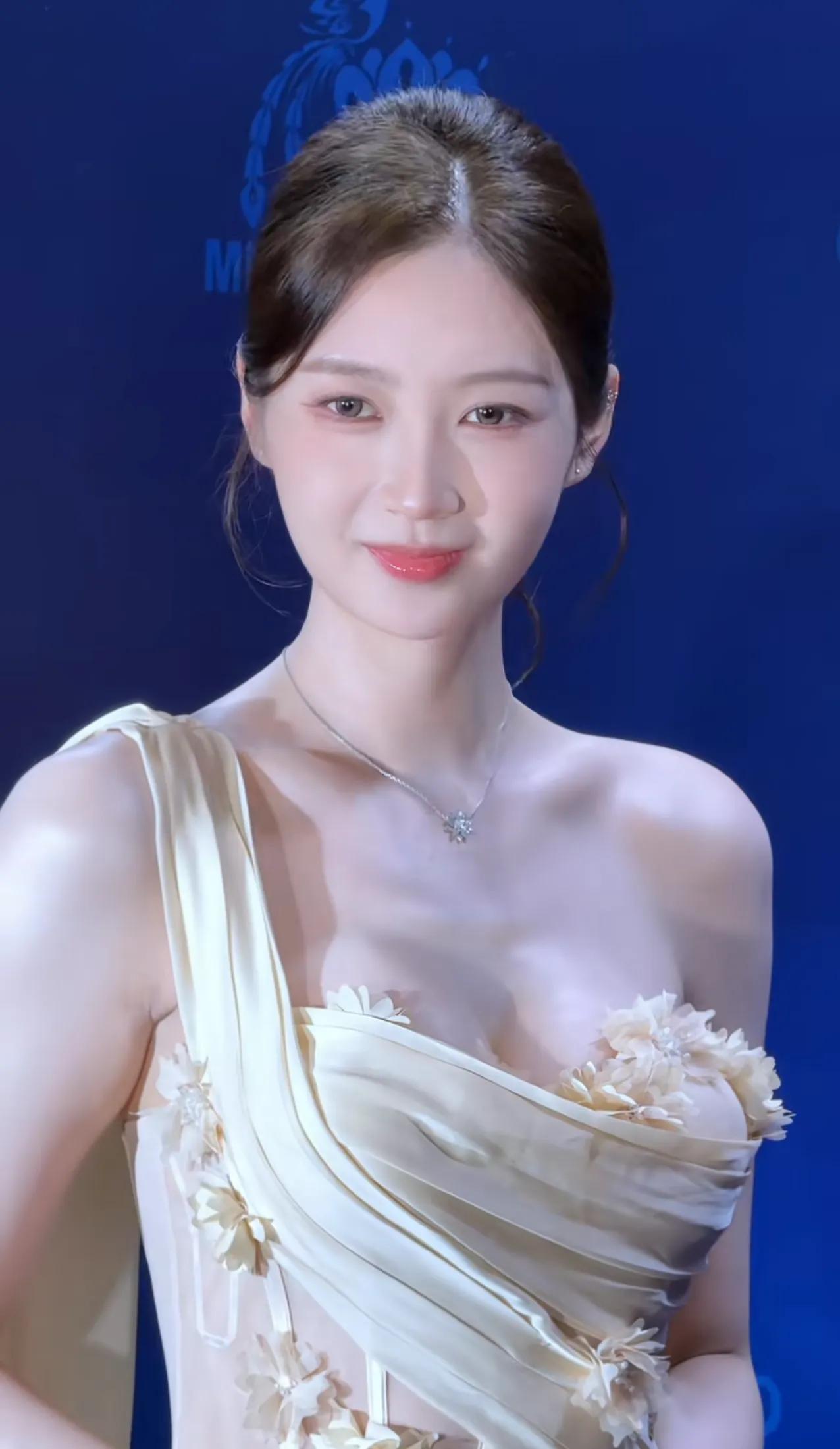 环球超模大赛澳门赛区冠军魏菁，身高174cm，真正的肌如凝脂，有没有发现这几年评
